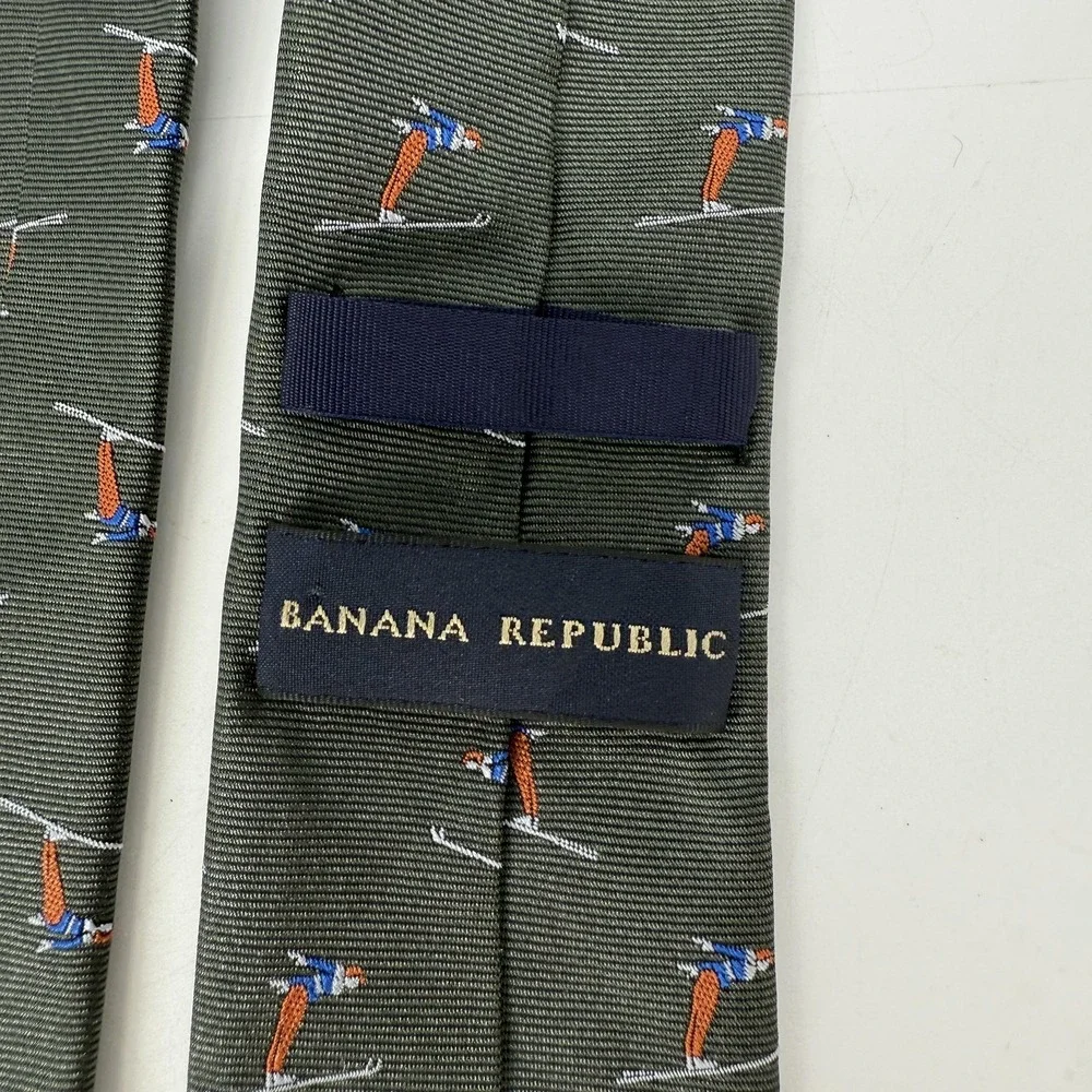 Banana Republic Tie Necktie Mens  Green 100% Silk Snow‎ Skier Print Novelty